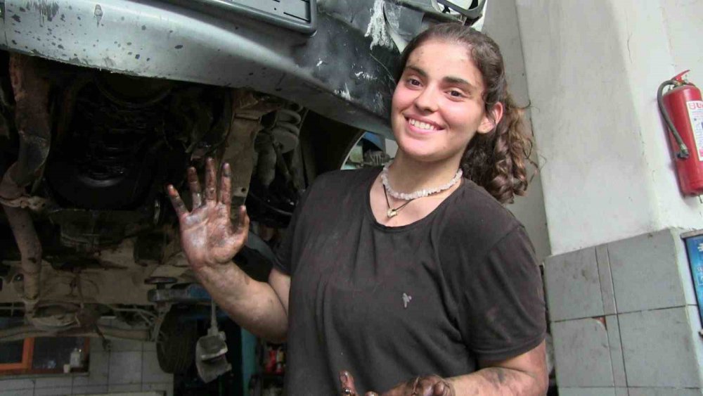 ARTVİN'DE YAŞAYAN LİSE ÖĞRENCİSİ 16 YAŞINDAKİ AZRA PEKAL, ÇOCUKKEN OYUN OYNAMAK İÇİN GİTTİĞİ BABASININ TAMİRHANESİNDE MOTOR USTASI OLDU