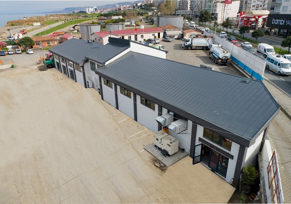 TRABZON'UN AKÇAABAT BELEDİYESİ TARAFINDAN ÇİFTÇİLERE DESTEK OLMAK AMACI İLE ÇİFTÇİLER TARAFINDAN YETİŞTİRİLEN TARIM ÜRÜNLERİNİN İŞLENECEĞİ, PAKETLENECEĞİ, DEPOLANACAĞI VE SATIŞININ YAPILACAĞI TESİSİNİN YAPIMI TAMAMLANDI
