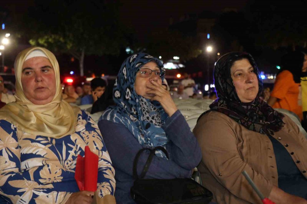 17 AĞUSTOS 1999 MARMARA DEPREMİ'NİN 24'ÜNCÜ YILI DOLAYISIYLA SAKARYA'DA GERÇEKLEŞEN PROGRAMDA ELLER SEMAYA AÇILARAK, HAYATLARINI KAYBEDEN VATANDAŞLAR ANILDI