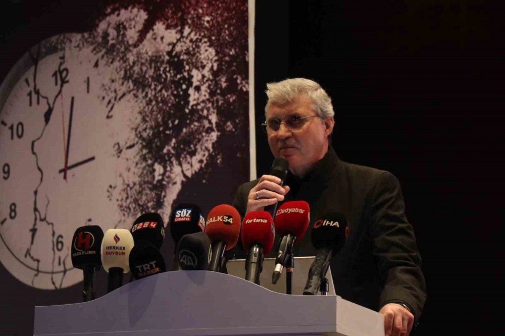 17 AĞUSTOS 1999 MARMARA DEPREMİ'NİN 24'ÜNCÜ YILI DOLAYISIYLA SAKARYA'DA GERÇEKLEŞEN PROGRAMDA ELLER SEMAYA AÇILARAK, HAYATLARINI KAYBEDEN VATANDAŞLAR ANILDI