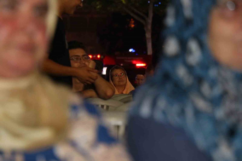 17 AĞUSTOS 1999 MARMARA DEPREMİ'NİN 24'ÜNCÜ YILI DOLAYISIYLA SAKARYA'DA GERÇEKLEŞEN PROGRAMDA ELLER SEMAYA AÇILARAK, HAYATLARINI KAYBEDEN VATANDAŞLAR ANILDI