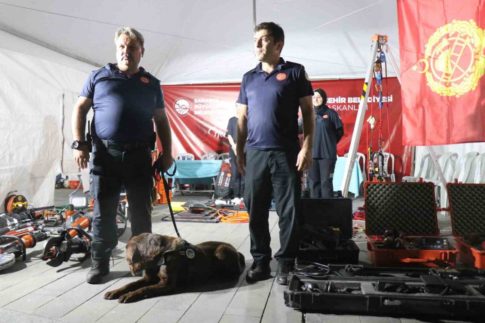 17 AĞUSTOS 1999 MARMARA DEPREMİ'NİN 24'ÜNCÜ YILI DOLAYISIYLA SAKARYA'DA GERÇEKLEŞEN PROGRAMDA ELLER SEMAYA AÇILARAK, HAYATLARINI KAYBEDEN VATANDAŞLAR ANILDI