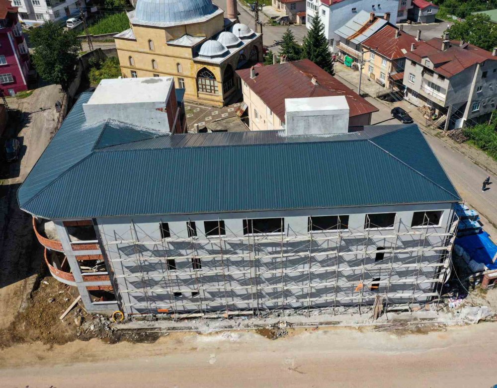 ORDU'NUN AKKUŞ İLÇESİNDE GENÇLERİN GELECEĞE DAHA DONANIMLI BİREYLER OLARAK HAZIRLANMASI AMACIYLA İNŞA EDİLEN GENÇLİK MERKEZİNİN CUMHURİYET'İN İLANININ 100. YILI OLAN 29 EKİM'DE HİZMETE AÇILMASI PLANLANIYOR