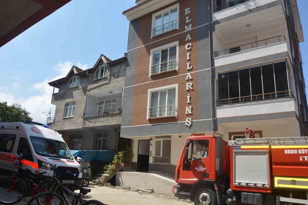 ORDU'NUN ÜNYE İLÇESİNDE 5 KATLI BİR BİNANIN ZEMİN KATINDA ÇIKAN YANGINDA DUMANDAN ETKİLENEN 2 ÇOCUK HASTANEYE KALDIRILDI