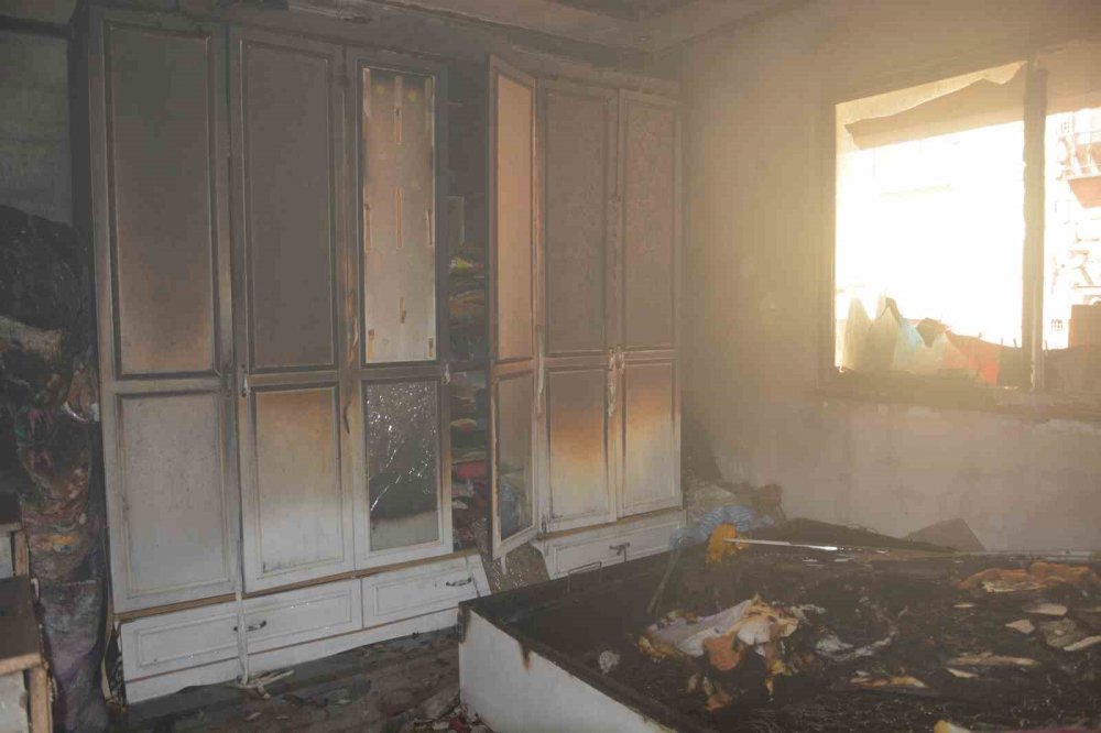 ORDU'NUN ÜNYE İLÇESİNDE 5 KATLI BİR BİNANIN ZEMİN KATINDA ÇIKAN YANGINDA DUMANDAN ETKİLENEN 2 ÇOCUK HASTANEYE KALDIRILDI