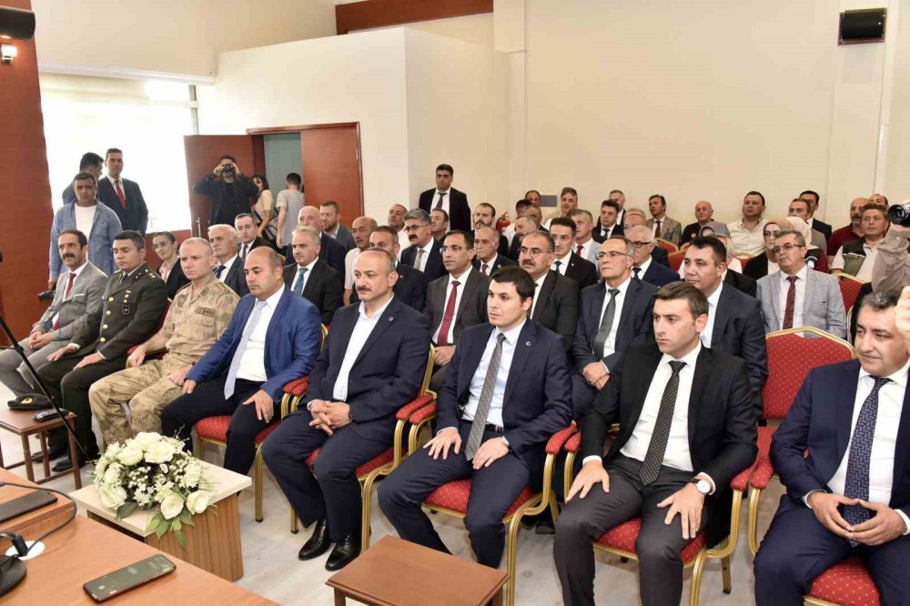 RESMİ GAZETE'DE YAYIMLANAN VALİLER KARARNAMESİ İLE ANKARA ELMADAĞ KAYMAKAMLIĞINDAN GÜMÜŞHANE VALİLİĞİNE ATANAN ALPER TANRISEVER GÖREVİNE BAŞLADI