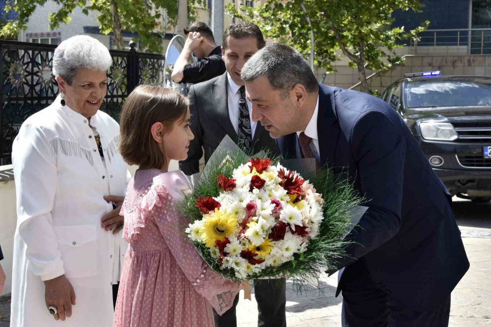 RESMİ GAZETE'DE YAYIMLANAN VALİLER KARARNAMESİ İLE ANKARA ELMADAĞ KAYMAKAMLIĞINDAN GÜMÜŞHANE VALİLİĞİNE ATANAN ALPER TANRISEVER GÖREVİNE BAŞLADI