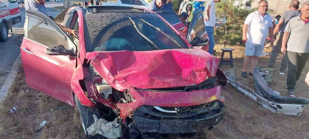 SAMSUN KAVAK İLÇESİ SAMSUN-ANKARA KARAYOLU MAHMUTLU MEVKİSİNDE MEYDANA GELEN TRAFİK KAZASINDA 33 YAŞINDAKİ İMAM KAŞİF KAVAKLI  HAYATINI KAYBETTİ, 4'Ü ÇOCUK 7 KİŞİ YARALANDI