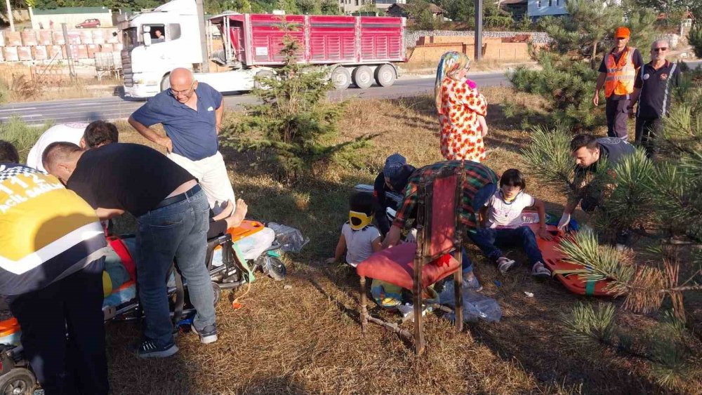 SAMSUN KAVAK İLÇESİ SAMSUN-ANKARA KARAYOLU MAHMUTLU MEVKİSİNDE MEYDANA GELEN TRAFİK KAZASINDA 33 YAŞINDAKİ İMAM KAŞİF KAVAKLI  HAYATINI KAYBETTİ, 4'Ü ÇOCUK 7 KİŞİ YARALANDI