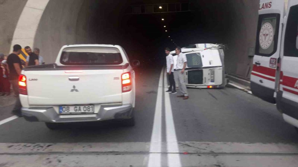 ARTVİN'İN YUSUFELİ İRMAKYANI KÖYÜ SERİNDERE MEVKİİNDE MİNİBÜSÜN DEVRİLMESİ SONUCU 11 KİŞİ YARALANDI