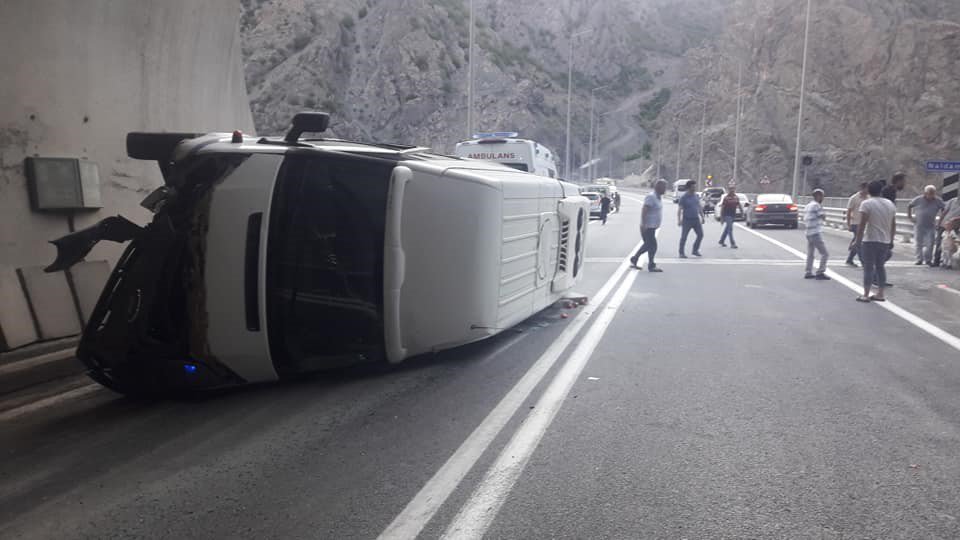 ARTVİN'İN YUSUFELİ İRMAKYANI KÖYÜ SERİNDERE MEVKİİNDE MİNİBÜSÜN DEVRİLMESİ SONUCU 11 KİŞİ YARALANDI