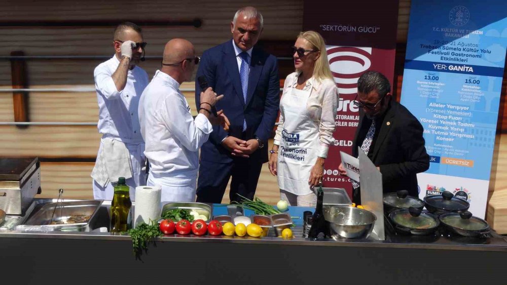 KÜLTÜR VE TURİZM BAKANI MEHMET NURİ ERSOY, SÜMELA KÜLTÜR YOLU FESTİVALİ'NİN AÇILIŞ PROGRAMI’NDA EVLİYA ÇELEBİNİN SEYAHATNAMESİNDE DE YER ALAN VE ÜNLÜ ŞEFLER TARAFINDAN YAPILAN TARÇINLI HAMSİ PLAKİNİN TADIMINI YAPTI