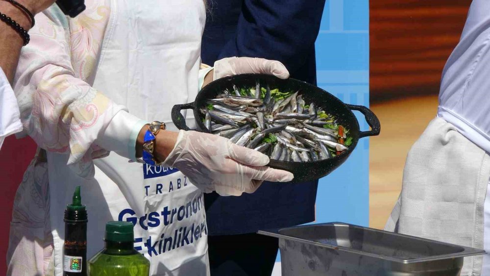 KÜLTÜR VE TURİZM BAKANI MEHMET NURİ ERSOY, SÜMELA KÜLTÜR YOLU FESTİVALİ'NİN AÇILIŞ PROGRAMI’NDA EVLİYA ÇELEBİNİN SEYAHATNAMESİNDE DE YER ALAN VE ÜNLÜ ŞEFLER TARAFINDAN YAPILAN TARÇINLI HAMSİ PLAKİNİN TADIMINI YAPTI