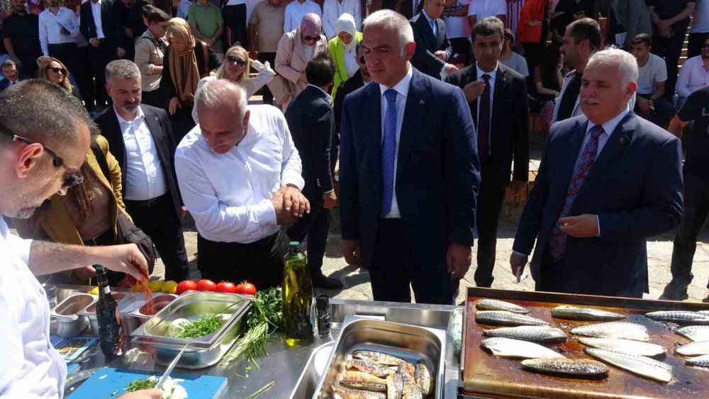 KÜLTÜR VE TURİZM BAKANI MEHMET NURİ ERSOY, SÜMELA KÜLTÜR YOLU FESTİVALİ'NİN AÇILIŞ PROGRAMI’NDA EVLİYA ÇELEBİNİN SEYAHATNAMESİNDE DE YER ALAN VE ÜNLÜ ŞEFLER TARAFINDAN YAPILAN TARÇINLI HAMSİ PLAKİNİN TADIMINI YAPTI