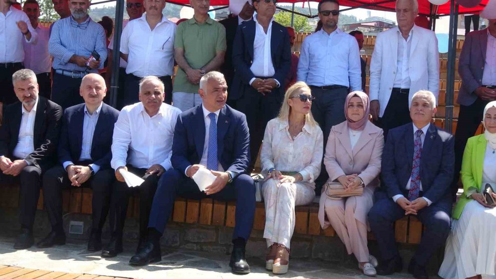 KÜLTÜR VE TURİZM BAKANI MEHMET NURİ ERSOY, SÜMELA KÜLTÜR YOLU FESTİVALİ'NİN AÇILIŞ PROGRAMI’NDA EVLİYA ÇELEBİNİN SEYAHATNAMESİNDE DE YER ALAN VE ÜNLÜ ŞEFLER TARAFINDAN YAPILAN TARÇINLI HAMSİ PLAKİNİN TADIMINI YAPTI