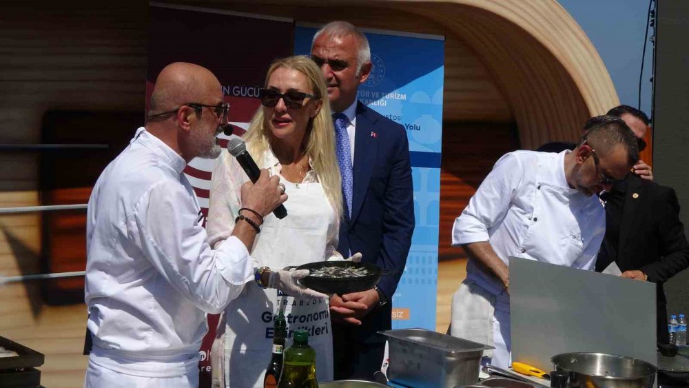 KÜLTÜR VE TURİZM BAKANI MEHMET NURİ ERSOY, SÜMELA KÜLTÜR YOLU FESTİVALİ'NİN AÇILIŞ PROGRAMI’NDA EVLİYA ÇELEBİNİN SEYAHATNAMESİNDE DE YER ALAN VE ÜNLÜ ŞEFLER TARAFINDAN YAPILAN TARÇINLI HAMSİ PLAKİNİN TADIMINI YAPTI