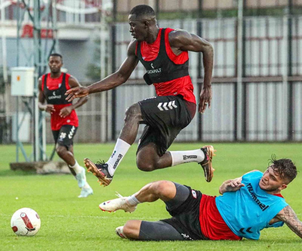 SAMSUNSPOR, BU TRANSFER DÖNEMİNDE 24 OYUNCUSUYLA YOLLARINI AYIRIRKEN, KADRO DIŞI BULUNUN 5 FUTBOLCUSU DA KENDİSİNE KULÜP ARIYOR