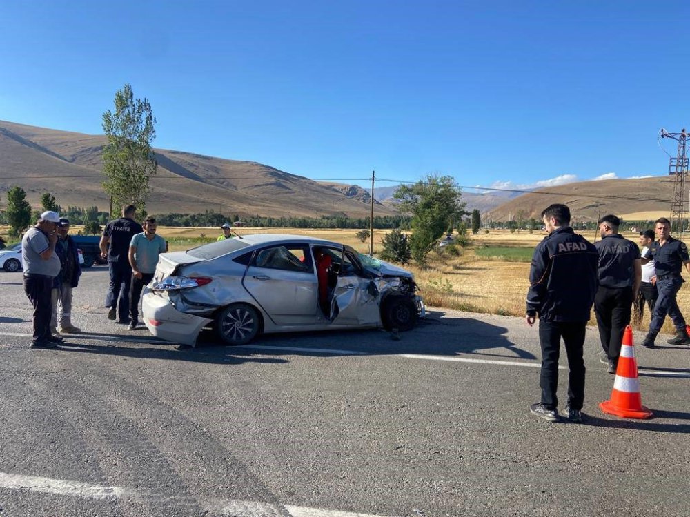 BAYBURT'TA TRABZON YOLU ÜZERİ TAŞOCAĞI KÖYÜ YAKINLARINDA OTOMOBİL İLE ÇEKİCİNİN ÇARPIŞMASI SONUCU MEYDANA GELEN TRAFİK KAZASINDA 3 KİŞİ YARALANDI