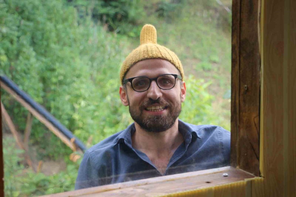 RİZELİ ÖĞRETMEN TATİLİNİ AĞACIN ÜZERİNE YAPTIĞI EVDE GEÇİRİYOR. YAZ TATİLLERİNİ MEMLEKETİ RİZE'DE DEĞERLENDİREN EYÜP KAYA, SADECE TIRMANABİLENLERİN ULAŞABİLECEĞİ AĞAÇ EVDE BÜTÜN ZAMANINI GEÇİRİYOR