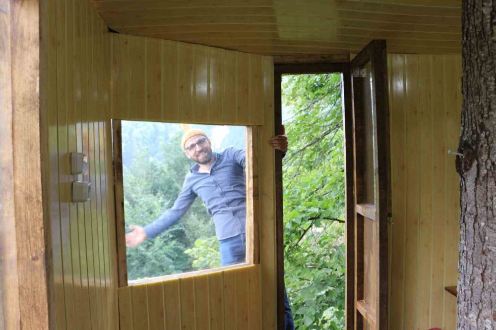 RİZELİ ÖĞRETMEN TATİLİNİ AĞACIN ÜZERİNE YAPTIĞI EVDE GEÇİRİYOR. YAZ TATİLLERİNİ MEMLEKETİ RİZE'DE DEĞERLENDİREN EYÜP KAYA, SADECE TIRMANABİLENLERİN ULAŞABİLECEĞİ AĞAÇ EVDE BÜTÜN ZAMANINI GEÇİRİYOR