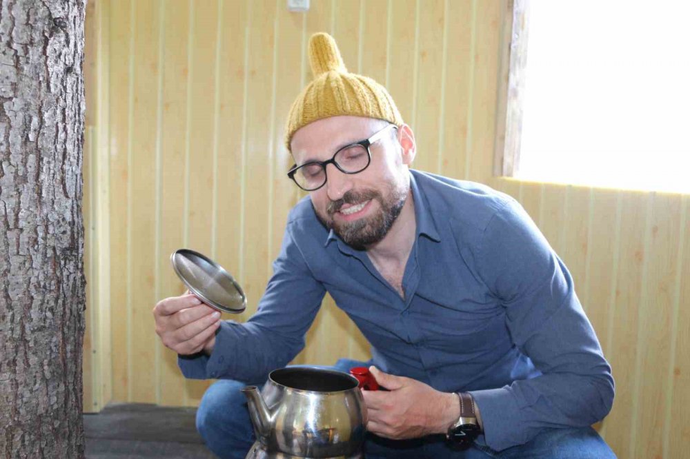 RİZELİ ÖĞRETMEN TATİLİNİ AĞACIN ÜZERİNE YAPTIĞI EVDE GEÇİRİYOR. YAZ TATİLLERİNİ MEMLEKETİ RİZE'DE DEĞERLENDİREN EYÜP KAYA, SADECE TIRMANABİLENLERİN ULAŞABİLECEĞİ AĞAÇ EVDE BÜTÜN ZAMANINI GEÇİRİYOR