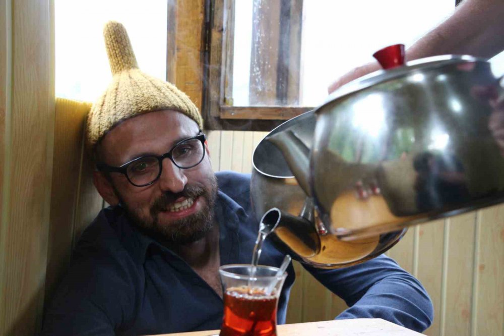 RİZELİ ÖĞRETMEN TATİLİNİ AĞACIN ÜZERİNE YAPTIĞI EVDE GEÇİRİYOR. YAZ TATİLLERİNİ MEMLEKETİ RİZE'DE DEĞERLENDİREN EYÜP KAYA, SADECE TIRMANABİLENLERİN ULAŞABİLECEĞİ AĞAÇ EVDE BÜTÜN ZAMANINI GEÇİRİYOR