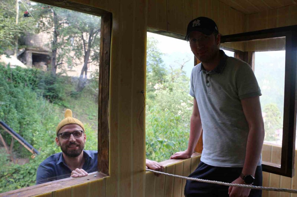 RİZELİ ÖĞRETMEN TATİLİNİ AĞACIN ÜZERİNE YAPTIĞI EVDE GEÇİRİYOR. YAZ TATİLLERİNİ MEMLEKETİ RİZE'DE DEĞERLENDİREN EYÜP KAYA, SADECE TIRMANABİLENLERİN ULAŞABİLECEĞİ AĞAÇ EVDE BÜTÜN ZAMANINI GEÇİRİYOR