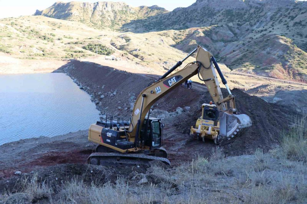 10 BİN DÖNÜM KIRAÇ ARAZİ SUYA KAVUŞACAK. ERZURUM'UN OLTU İLÇESİNE BAĞLI TOPRAKKALE MAHALLESİ'NDE 10 BİN DÖNÜM KIRAÇ ARAZİYİ SULAYACAK OLAN GÖLETİN YAPIMINDA SON AŞAMAYA GELİNDİ