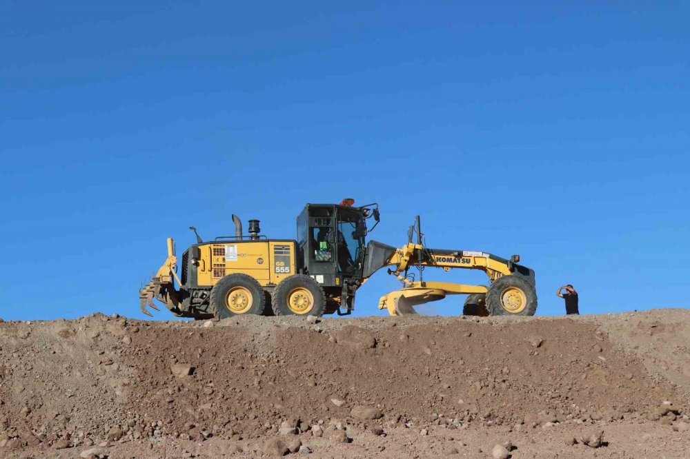10 BİN DÖNÜM KIRAÇ ARAZİ SUYA KAVUŞACAK. ERZURUM'UN OLTU İLÇESİNE BAĞLI TOPRAKKALE MAHALLESİ'NDE 10 BİN DÖNÜM KIRAÇ ARAZİYİ SULAYACAK OLAN GÖLETİN YAPIMINDA SON AŞAMAYA GELİNDİ