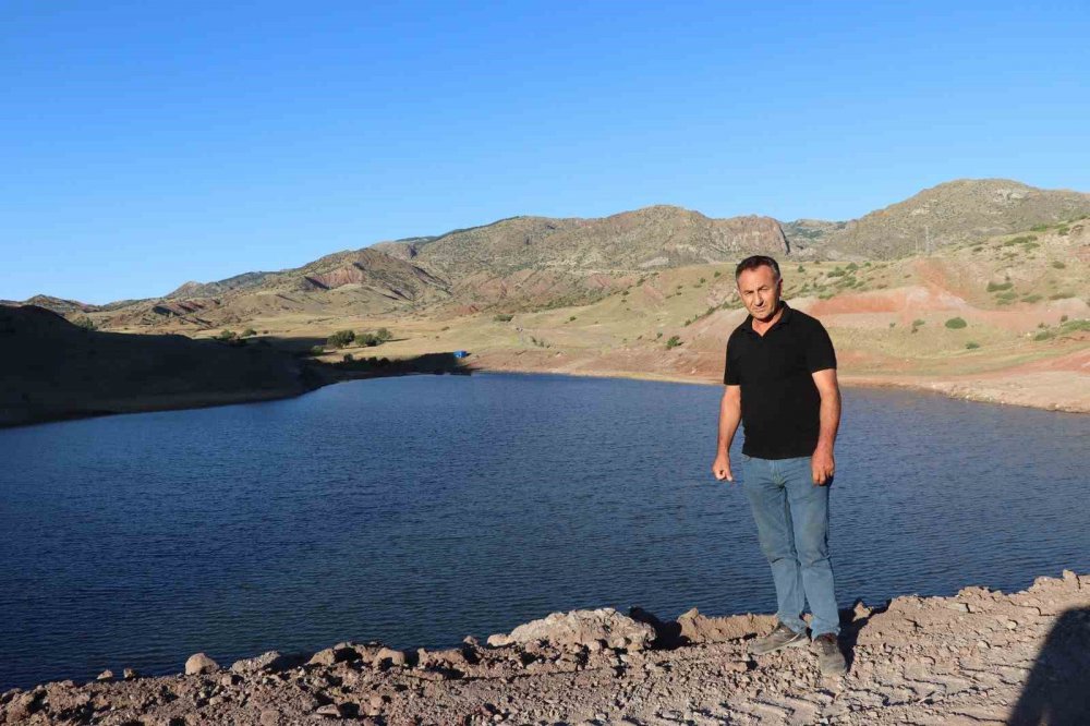 10 BİN DÖNÜM KIRAÇ ARAZİ SUYA KAVUŞACAK. ERZURUM'UN OLTU İLÇESİNE BAĞLI TOPRAKKALE MAHALLESİ'NDE 10 BİN DÖNÜM KIRAÇ ARAZİYİ SULAYACAK OLAN GÖLETİN YAPIMINDA SON AŞAMAYA GELİNDİ