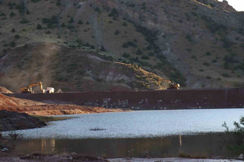 10 BİN DÖNÜM KIRAÇ ARAZİ SUYA KAVUŞACAK. ERZURUM'UN OLTU İLÇESİNE BAĞLI TOPRAKKALE MAHALLESİ'NDE 10 BİN DÖNÜM KIRAÇ ARAZİYİ SULAYACAK OLAN GÖLETİN YAPIMINDA SON AŞAMAYA GELİNDİ