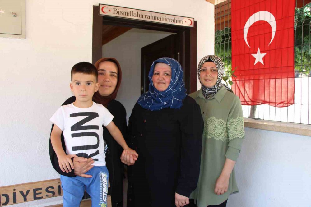 AMASYA BELEDİYESİ, DÜZENLEDİĞİ GEZİ ORGANİZASYONUYLA 1500'DEN FAZLA KADINI ÇANAKKALE SAVAŞI'NIN YAŞANDIĞI TOPRAKLARA GÖTÜRDÜ. İLK DEFA GİTTİKLERİNDE DUYGULANAN AMASYALI KADINLAR, "TOPRAĞA BİLE BASMAKTA ÇEKİNDİK DEDİLER