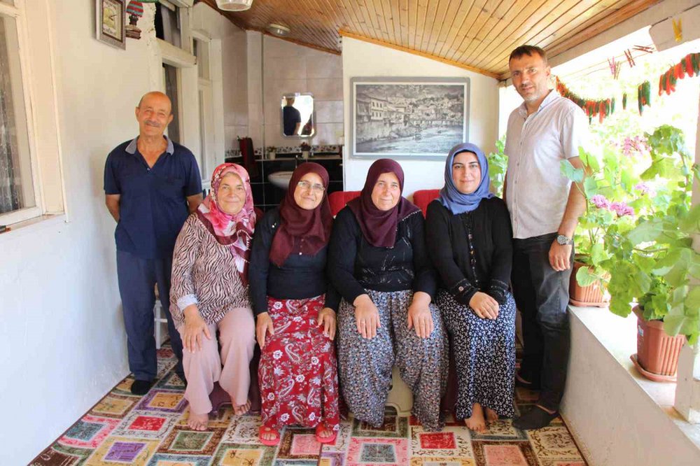 AMASYA BELEDİYESİ, DÜZENLEDİĞİ GEZİ ORGANİZASYONUYLA 1500'DEN FAZLA KADINI ÇANAKKALE SAVAŞI'NIN YAŞANDIĞI TOPRAKLARA GÖTÜRDÜ. İLK DEFA GİTTİKLERİNDE DUYGULANAN AMASYALI KADINLAR, "TOPRAĞA BİLE BASMAKTA ÇEKİNDİK DEDİLER