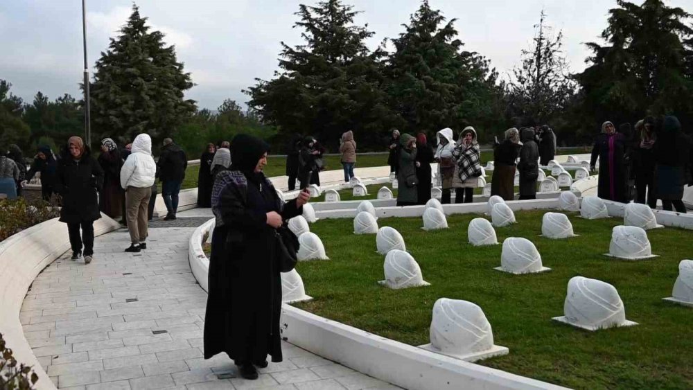 AMASYA BELEDİYESİ, DÜZENLEDİĞİ GEZİ ORGANİZASYONUYLA 1500'DEN FAZLA KADINI ÇANAKKALE SAVAŞI'NIN YAŞANDIĞI TOPRAKLARA GÖTÜRDÜ. İLK DEFA GİTTİKLERİNDE DUYGULANAN AMASYALI KADINLAR, "TOPRAĞA BİLE BASMAKTA ÇEKİNDİK DEDİLER