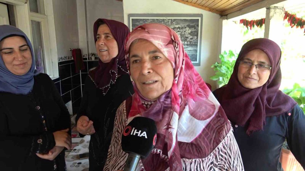 AMASYA BELEDİYESİ, DÜZENLEDİĞİ GEZİ ORGANİZASYONUYLA 1500'DEN FAZLA KADINI ÇANAKKALE SAVAŞI'NIN YAŞANDIĞI TOPRAKLARA GÖTÜRDÜ. İLK DEFA GİTTİKLERİNDE DUYGULANAN AMASYALI KADINLAR, "TOPRAĞA BİLE BASMAKTA ÇEKİNDİK DEDİLER