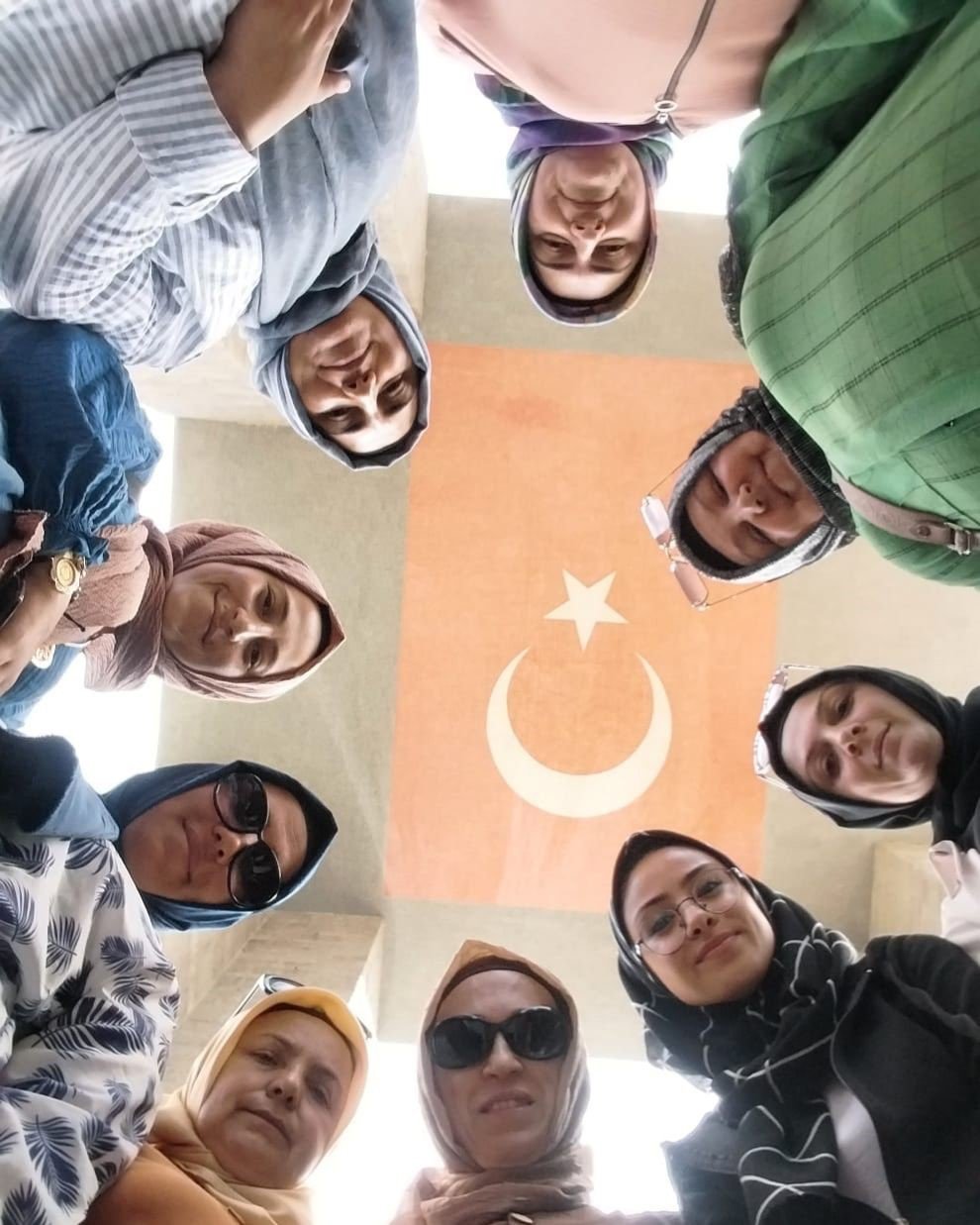 AMASYA BELEDİYESİ, DÜZENLEDİĞİ GEZİ ORGANİZASYONUYLA 1500'DEN FAZLA KADINI ÇANAKKALE SAVAŞI'NIN YAŞANDIĞI TOPRAKLARA GÖTÜRDÜ. İLK DEFA GİTTİKLERİNDE DUYGULANAN AMASYALI KADINLAR, "TOPRAĞA BİLE BASMAKTA ÇEKİNDİK DEDİLER