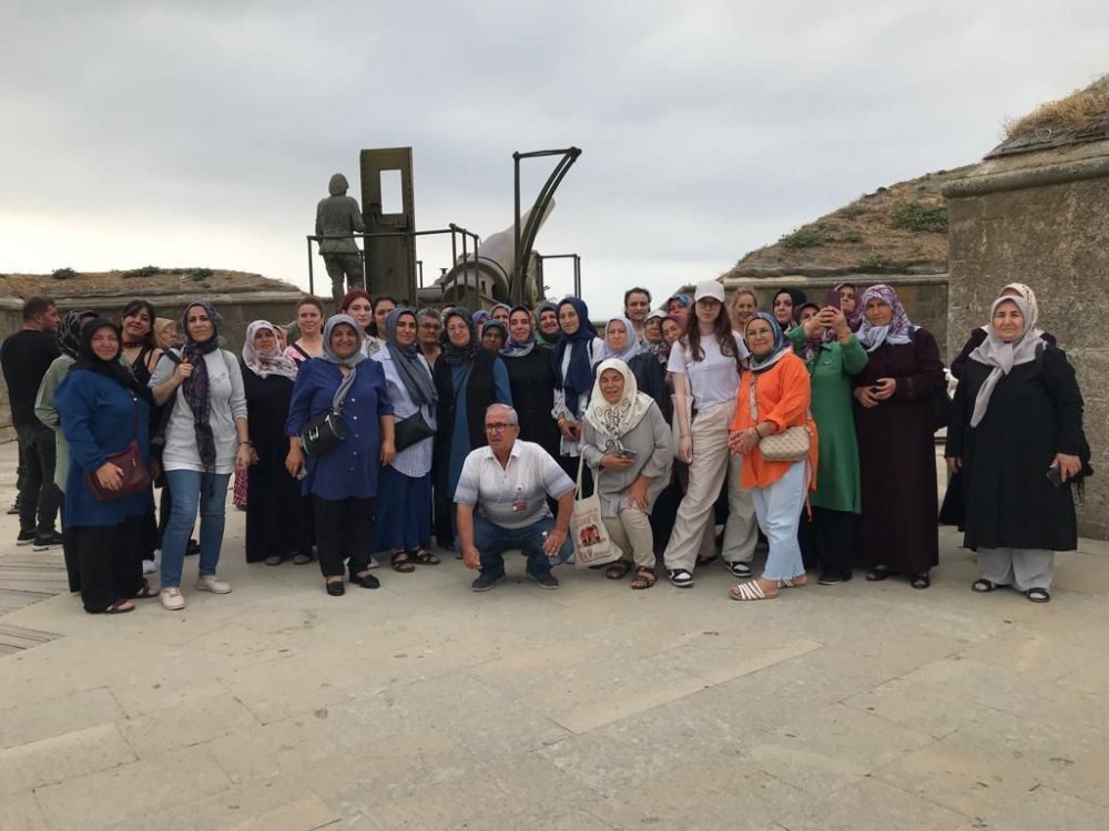 AMASYA BELEDİYESİ, DÜZENLEDİĞİ GEZİ ORGANİZASYONUYLA 1500'DEN FAZLA KADINI ÇANAKKALE SAVAŞI'NIN YAŞANDIĞI TOPRAKLARA GÖTÜRDÜ. İLK DEFA GİTTİKLERİNDE DUYGULANAN AMASYALI KADINLAR, "TOPRAĞA BİLE BASMAKTA ÇEKİNDİK DEDİLER
