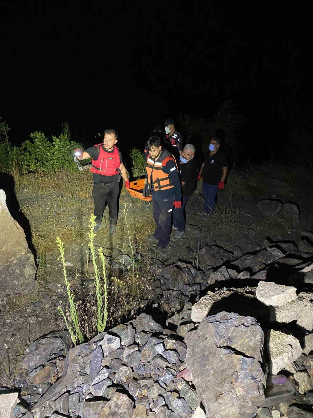 ARTVİN'DE, ŞAVŞAT NEHRİNE DÜŞEN KAMYONET SÜRÜCÜSÜ ZÜBEYİR TOPAL'IN CESEDİ 91 GÜN SONRA BULUNARAK EKİPLERCE NEHİRDEN ÇIKARTILDI