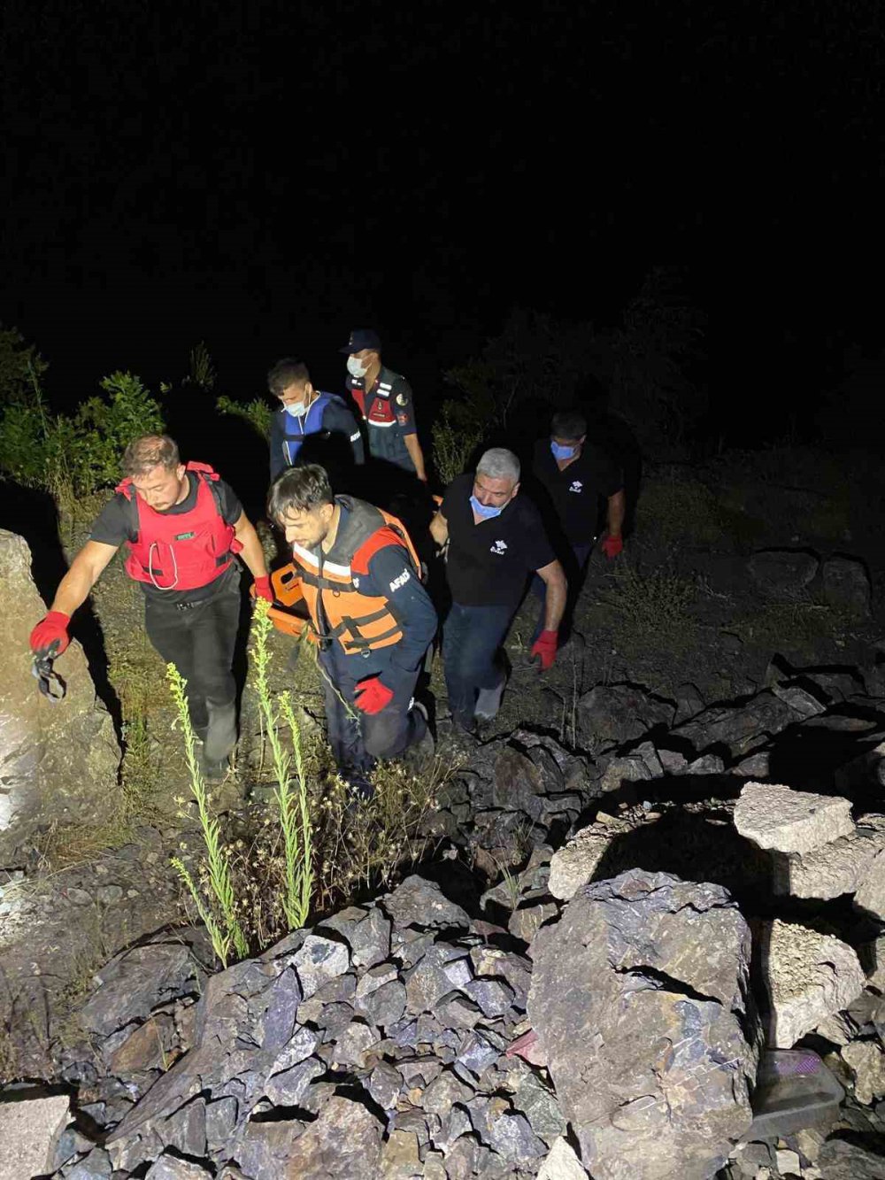 ARTVİN'DE, ŞAVŞAT NEHRİNE DÜŞEN KAMYONET SÜRÜCÜSÜ ZÜBEYİR TOPAL'IN CESEDİ 91 GÜN SONRA BULUNARAK EKİPLERCE NEHİRDEN ÇIKARTILDI