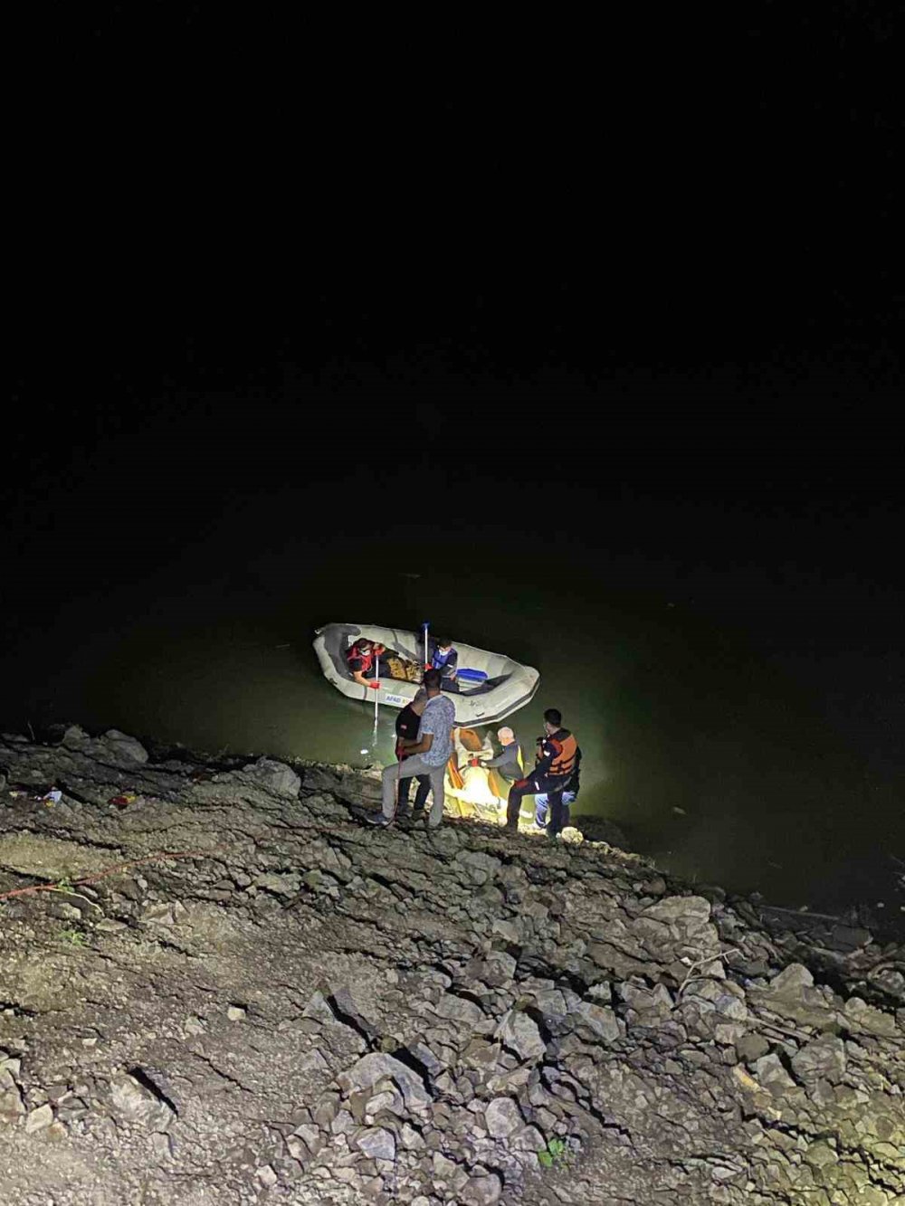 ARTVİN'DE, ŞAVŞAT NEHRİNE DÜŞEN KAMYONET SÜRÜCÜSÜ ZÜBEYİR TOPAL'IN CESEDİ 91 GÜN SONRA BULUNARAK EKİPLERCE NEHİRDEN ÇIKARTILDI