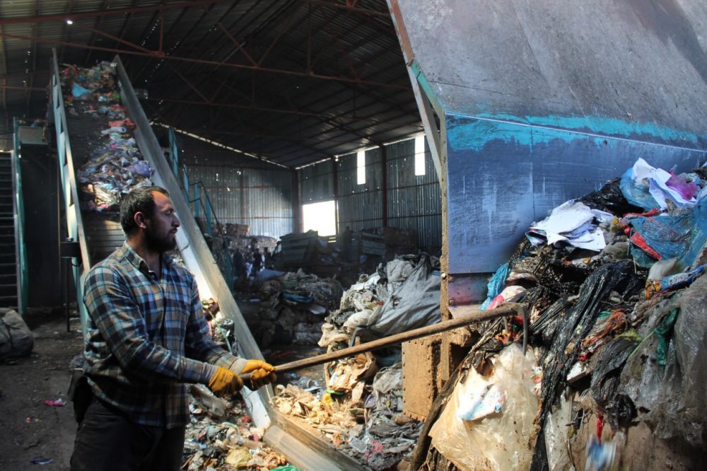 BAYBURT-GÜMÜŞHANE İLLERİ YEREL YÖNETİMLERİ KATI ATIK TESİSLERİ YAPMA VE İŞLETME BİRLİĞİ TARAFINDAN  KATI ATIK AYRIŞTIRMA TESİSİNDE EVLERDEKİ ÇÖPLER BELEDİYENİN TESİSİNDE ÖNCE AYRIŞTIRILIYOR SONRA ENERJİYE DÖNÜŞTÜRÜLÜYOR