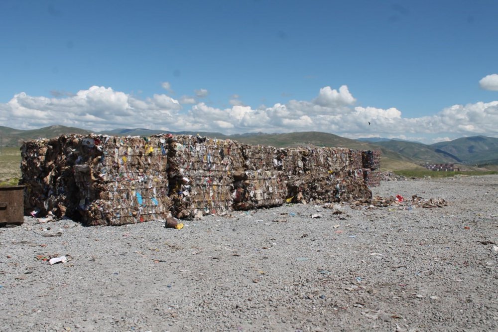 BAYBURT-GÜMÜŞHANE İLLERİ YEREL YÖNETİMLERİ KATI ATIK TESİSLERİ YAPMA VE İŞLETME BİRLİĞİ TARAFINDAN  KATI ATIK AYRIŞTIRMA TESİSİNDE EVLERDEKİ ÇÖPLER BELEDİYENİN TESİSİNDE ÖNCE AYRIŞTIRILIYOR SONRA ENERJİYE DÖNÜŞTÜRÜLÜYOR