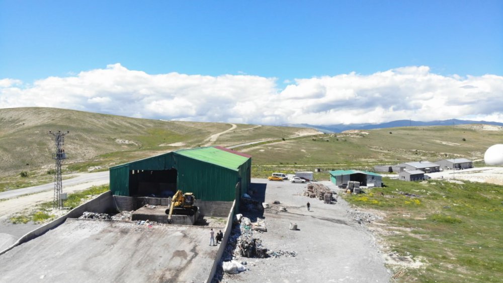 BAYBURT-GÜMÜŞHANE İLLERİ YEREL YÖNETİMLERİ KATI ATIK TESİSLERİ YAPMA VE İŞLETME BİRLİĞİ TARAFINDAN  KATI ATIK AYRIŞTIRMA TESİSİNDE EVLERDEKİ ÇÖPLER BELEDİYENİN TESİSİNDE ÖNCE AYRIŞTIRILIYOR SONRA ENERJİYE DÖNÜŞTÜRÜLÜYOR