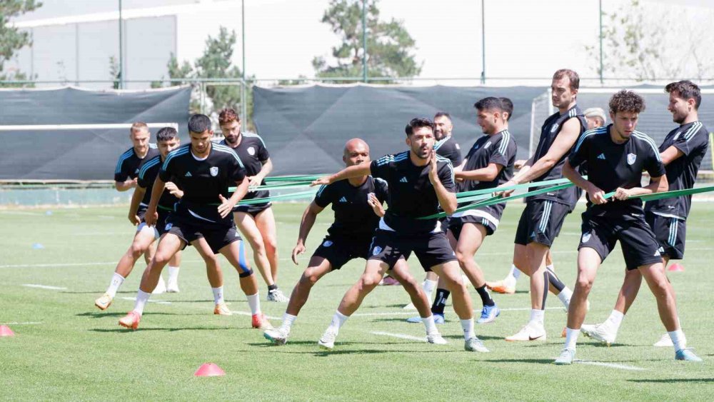 ERZURUMSPOR TEKNİK DİREKTÖRÜ HAKAN KUTLU: "204 GÜNLÜK HASRET BİTSİN" . 204 GÜNDÜR TARAFTARLARINDAN UZAKTA OYNANAN MAÇ SERİSİNİN BU HAFTA BİTMESİNİ UMDUKLARINI SÖYLEDİ