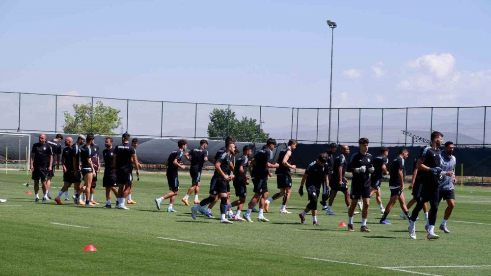 ERZURUMSPOR TEKNİK DİREKTÖRÜ HAKAN KUTLU: "204 GÜNLÜK HASRET BİTSİN" . 204 GÜNDÜR TARAFTARLARINDAN UZAKTA OYNANAN MAÇ SERİSİNİN BU HAFTA BİTMESİNİ UMDUKLARINI SÖYLEDİ
