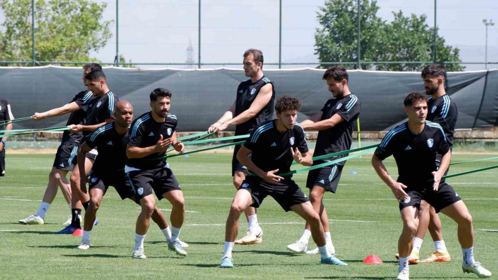 ERZURUMSPOR TEKNİK DİREKTÖRÜ HAKAN KUTLU: "204 GÜNLÜK HASRET BİTSİN" . 204 GÜNDÜR TARAFTARLARINDAN UZAKTA OYNANAN MAÇ SERİSİNİN BU HAFTA BİTMESİNİ UMDUKLARINI SÖYLEDİ