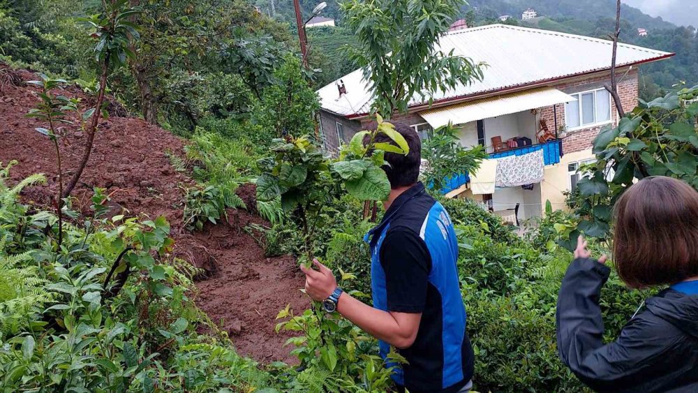 RİZE'DE DÜN ŞİDDETLİ YAĞIŞ NEDENİYLE TOPRAK KAYMASI OLUNCA AFAD TARAFINDAN BOŞALTILAN 2 BİNANIN SAKİNLERİ O ANLARI ANLATTI. YARIM SAAT ŞİDDETLİ YAĞAN YAĞMUR NETİCESİNDE EVLERİNİN ALTINDAN TOPRAK KOPMAYA BAŞLADI DEDİLER