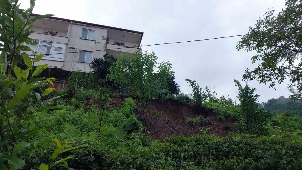 RİZE'DE DÜN ŞİDDETLİ YAĞIŞ NEDENİYLE TOPRAK KAYMASI OLUNCA AFAD TARAFINDAN BOŞALTILAN 2 BİNANIN SAKİNLERİ O ANLARI ANLATTI. YARIM SAAT ŞİDDETLİ YAĞAN YAĞMUR NETİCESİNDE EVLERİNİN ALTINDAN TOPRAK KOPMAYA BAŞLADI DEDİLER