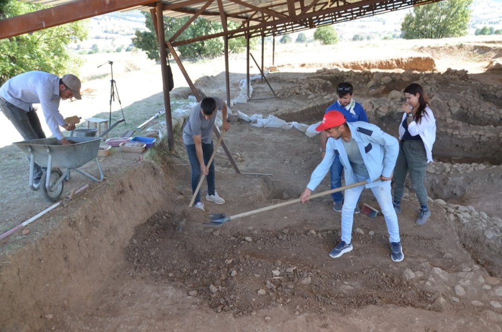 ÇORUM'DAKİ ŞAPİNUVA'DAKİ HİTİT İMPARATORLUĞU'NDAKİ ARINMA RİTÜELLERİNDE KULLANILAN VE KUTSAL OLDUĞUNA İNANILAN SUYUN KAYNAĞI, ŞAPİNUVA'DA YÜRÜTÜLEN KAZILARDA GÜN YÜZÜNE ÇIKARTILIYOR