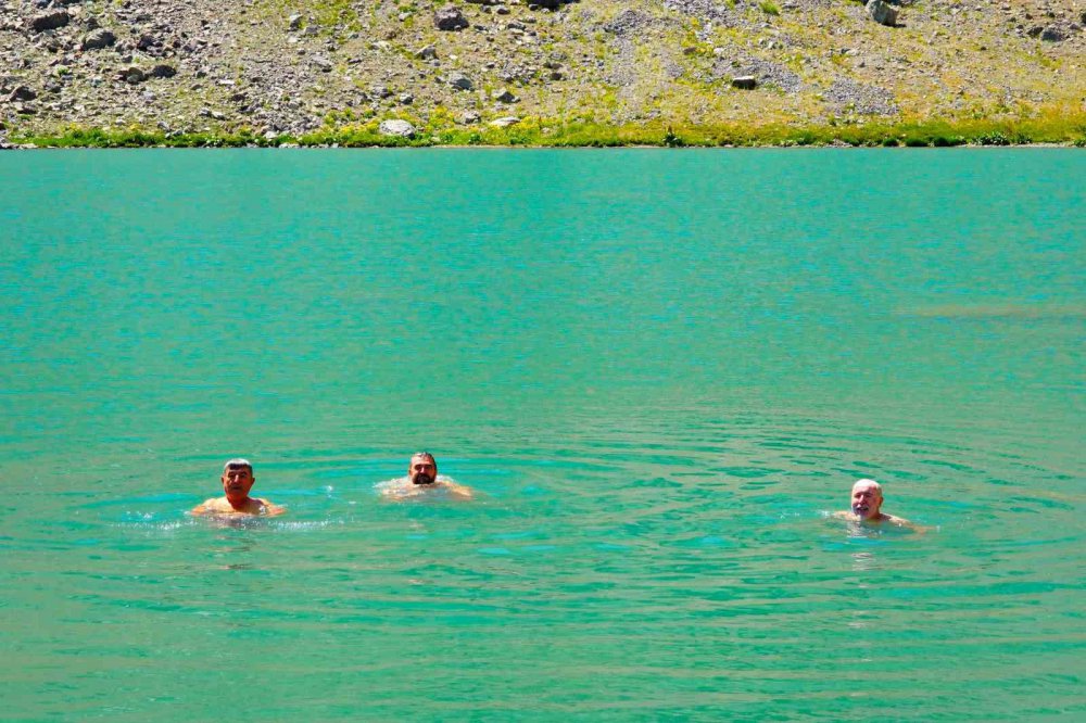 İZMİR'İN KAVURUCU SICAĞINDAN KAÇIP GÜMÜŞHANE'NİN TARİHİ VE DOĞAL GÜZELLİKLERİNİ GÖRMEK İÇİN GELEN DOĞASEVERLER KENTİN ÇATISI OLAN ARTABEL GÖLLERİ TABİAT PARKININ YAKLAŞIK 3 BİN METRE RAKIMDAKİ GÖLLERİNDE SERİNLEDİ